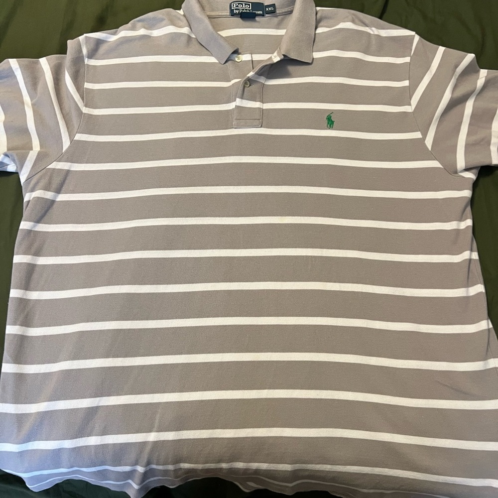 Grey polo with green horse